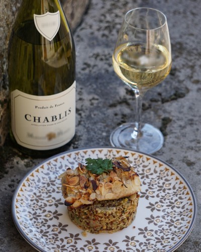 Almond-crusted hake fillet and quinoa pilaf with almonds and Chablis