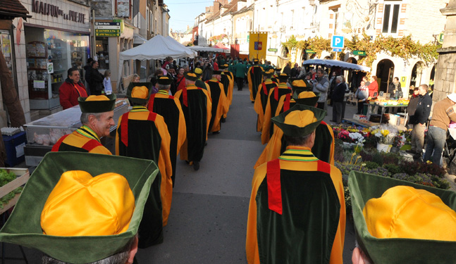 Défilé des Piliers Chablisiens dans les rues de Chablis
                