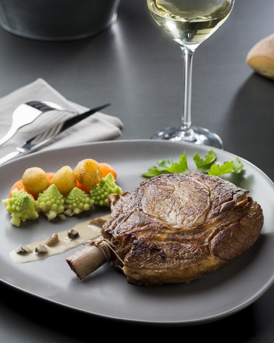 Veal chops with Chablis sauce and pan-fried mushrooms with Chablis wine/Burgundy