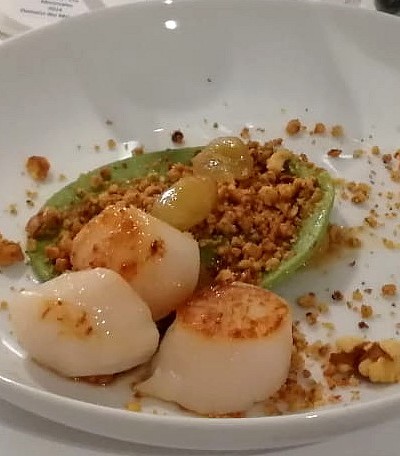 Scallops with mascarpone ravioli and onion puree with Chablis Premier Cru