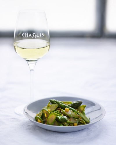 Stir-fried asparagus with ginger, mango and limeChablis/Bourgogne/Burgundy/