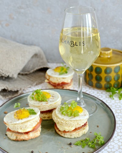 Mini Soumaintrain croque-madames and Chablis