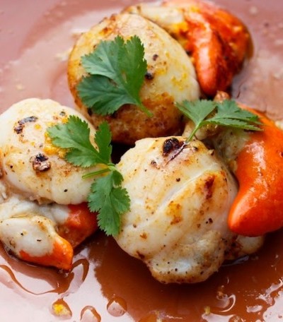 Seared scallops in orange-infused butterChablis/Bourgogne/Burgundy/French wine/C