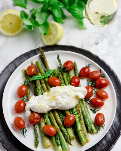 Pan-fried asparagus with tomatoes and lemon burrata with Chablis Premier Cru