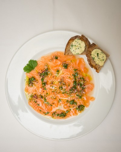 Salmon Ceviche with Lime Butter Foam and Brown Bread and Chablis Premier Cru 