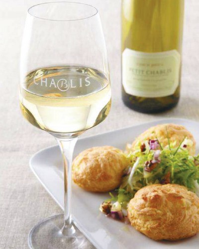 Gougères au comté (cheese choux pastry)Chablis/Bourgogne/Burgundy/French wine