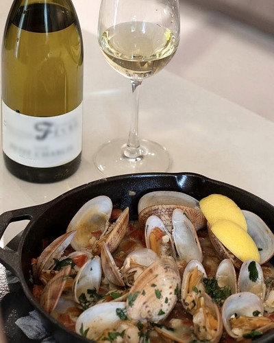 Sautéed Clams Pairing with Chablis Wine