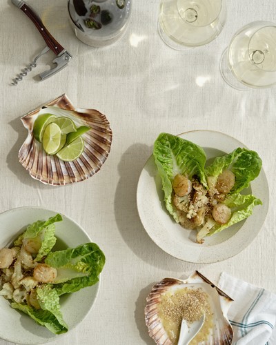 Crispy sesame salad with scallops and cauliflower and Petit Chablis