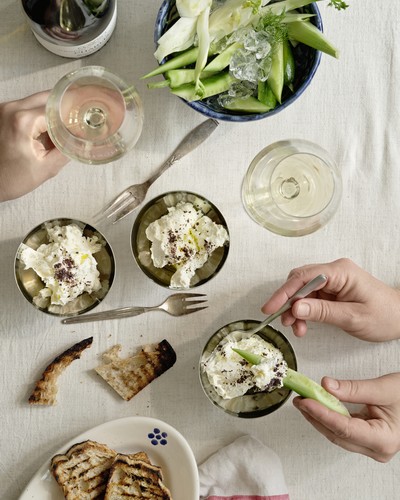 Cream of goat cheese with sumac and crunchy vegetables and Chablis