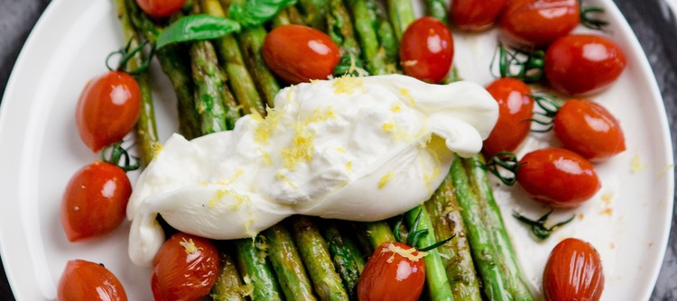 Pan-fried asparagus with tomatoes and lemon burrata with Chablis
